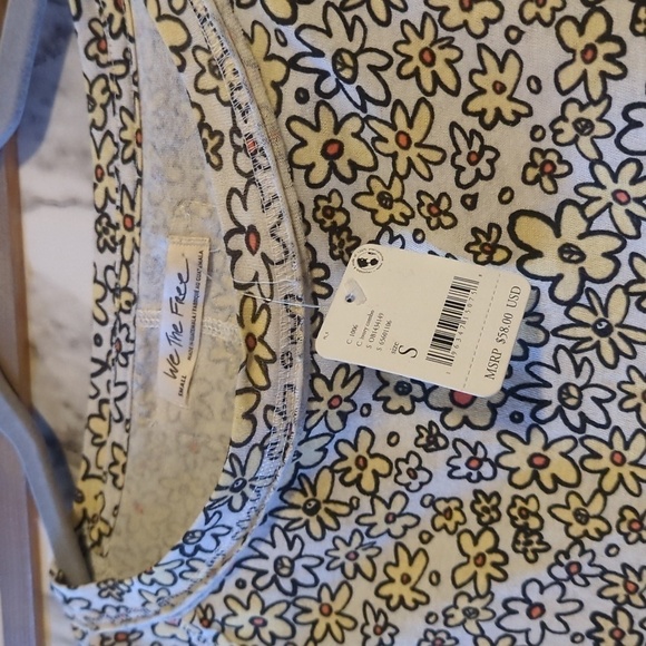 We the free crop top flowers NWT - Picture 2 of 3